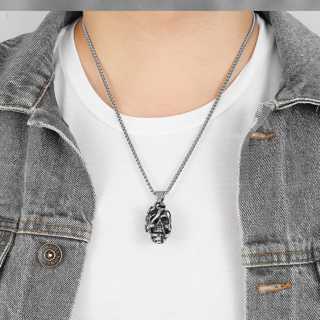 Dödskalle hänge med slingrande orm