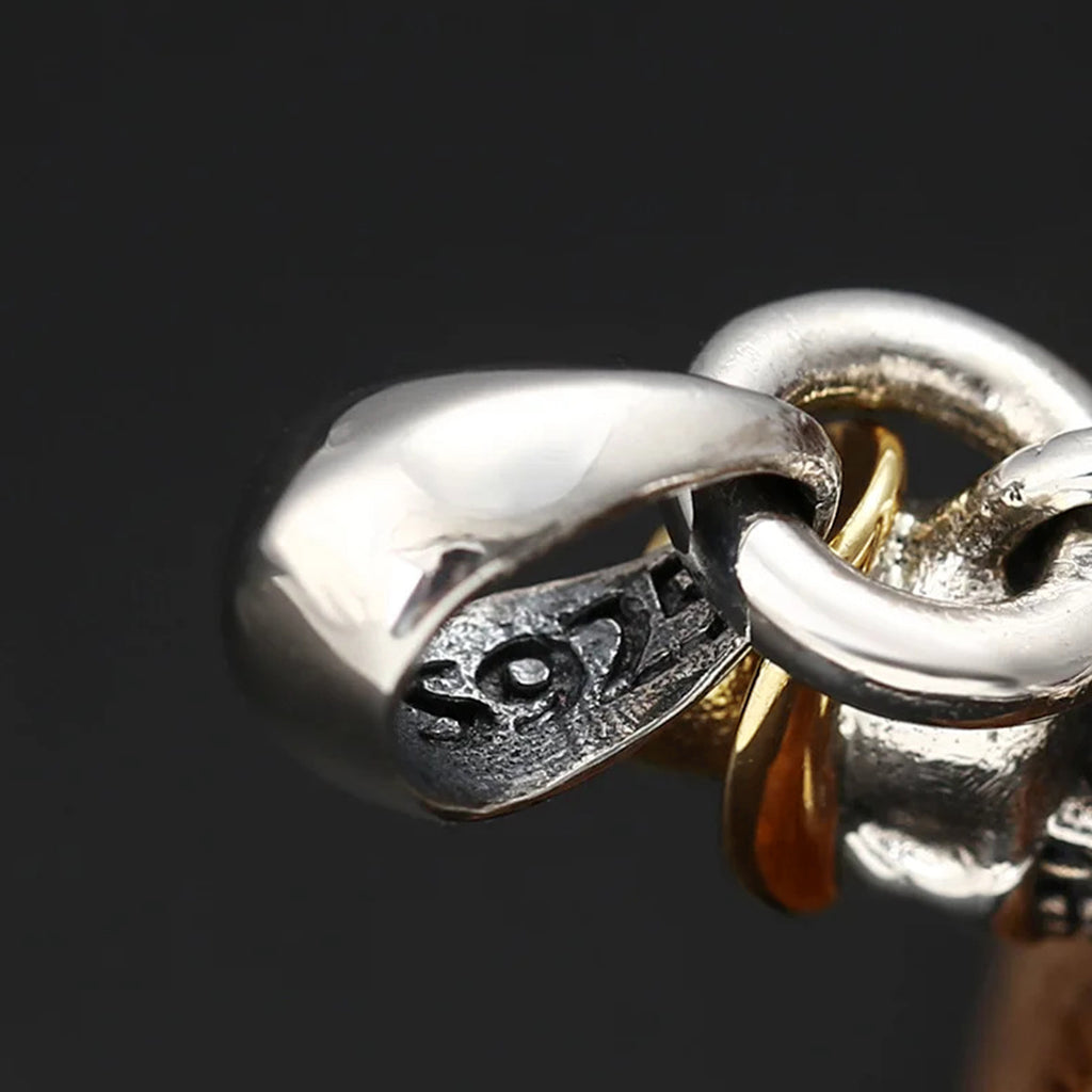 Silverfärgat hänge av sterling silver, formgivet som ett skelett som spelar gitarr