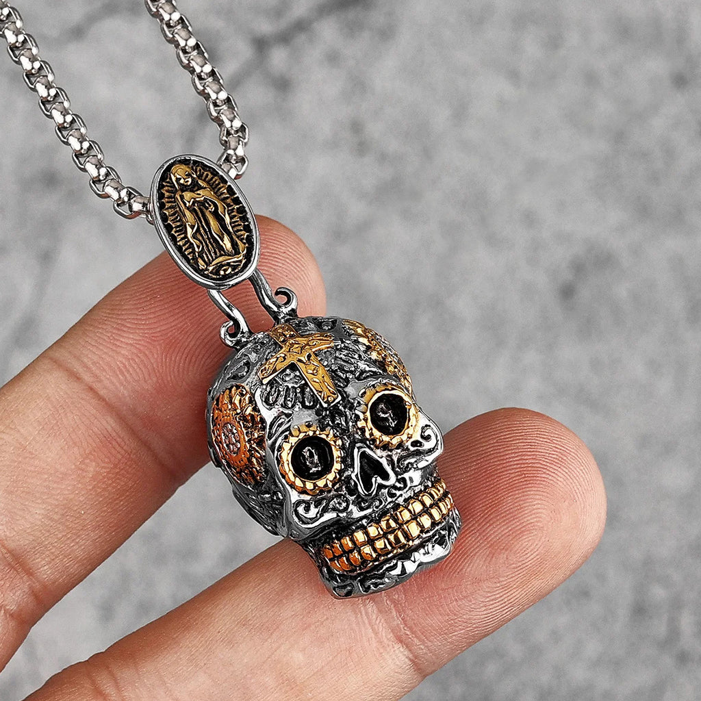 Silverfärgat hängsmycke föreställande en mexikansk sugar skull dödskalle med guldfärgade detaljer