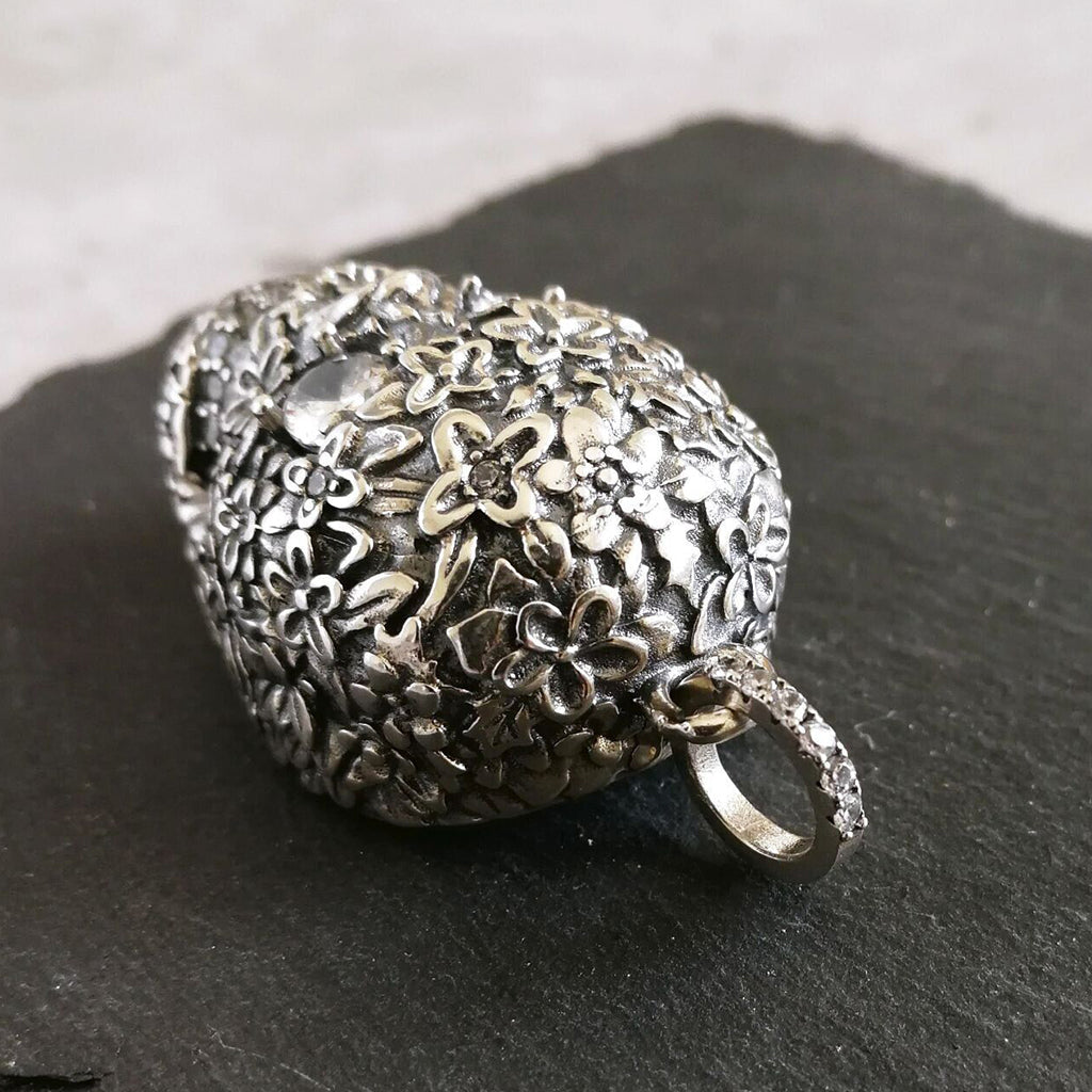 Sterling silver hängsmycke föreställande en blommig dödskalle med diamanter