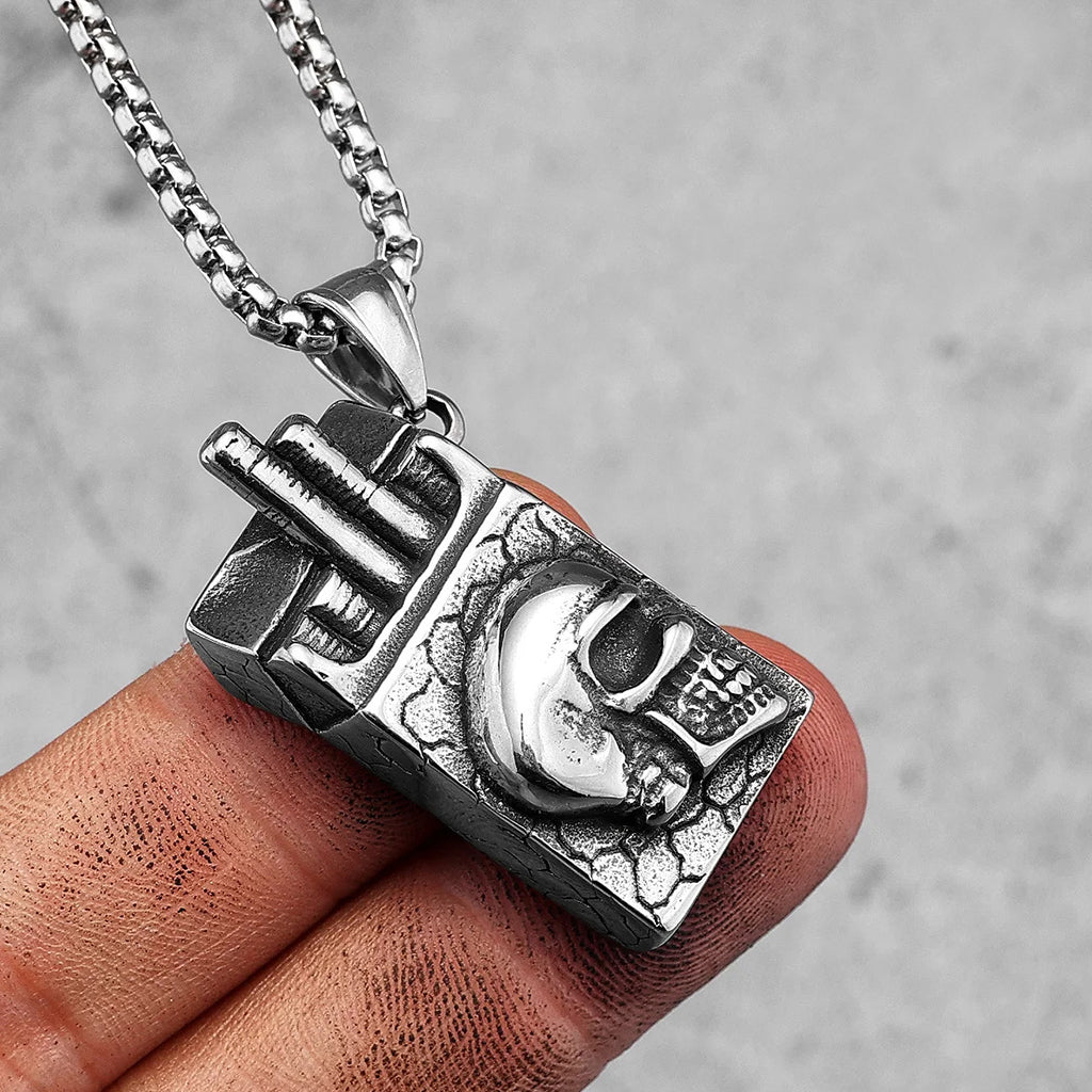 Silverfärgat hängsmycke föreställande ett cigarettpaket med en dödskalle på