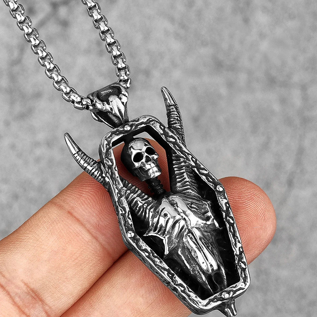 Silverfärgat hängsmycke föreställande en get med en djävuls-dödskalle upptill