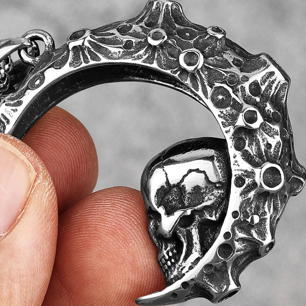 Silverfärgat hängsmycke föreställande en måne med ett kranium