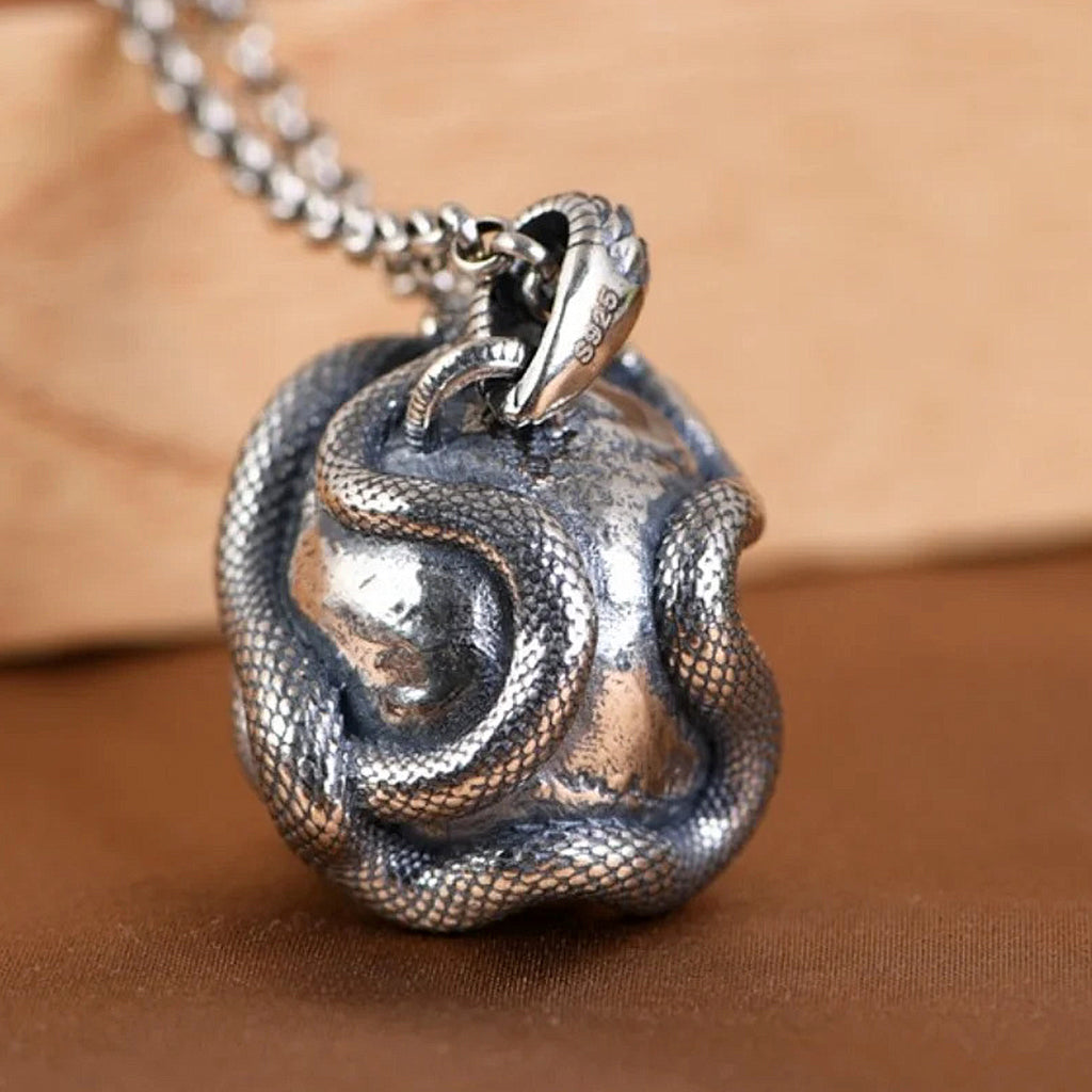 Silver hängsmycke föreställande en dödskalle med ormar