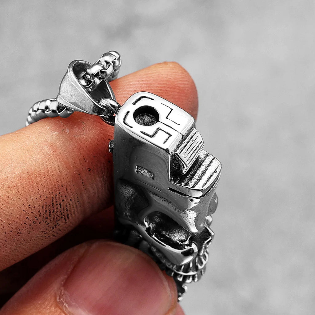 Silverfärgat hängsmycke föreställande en dödskalle formad som en klassisk tändare