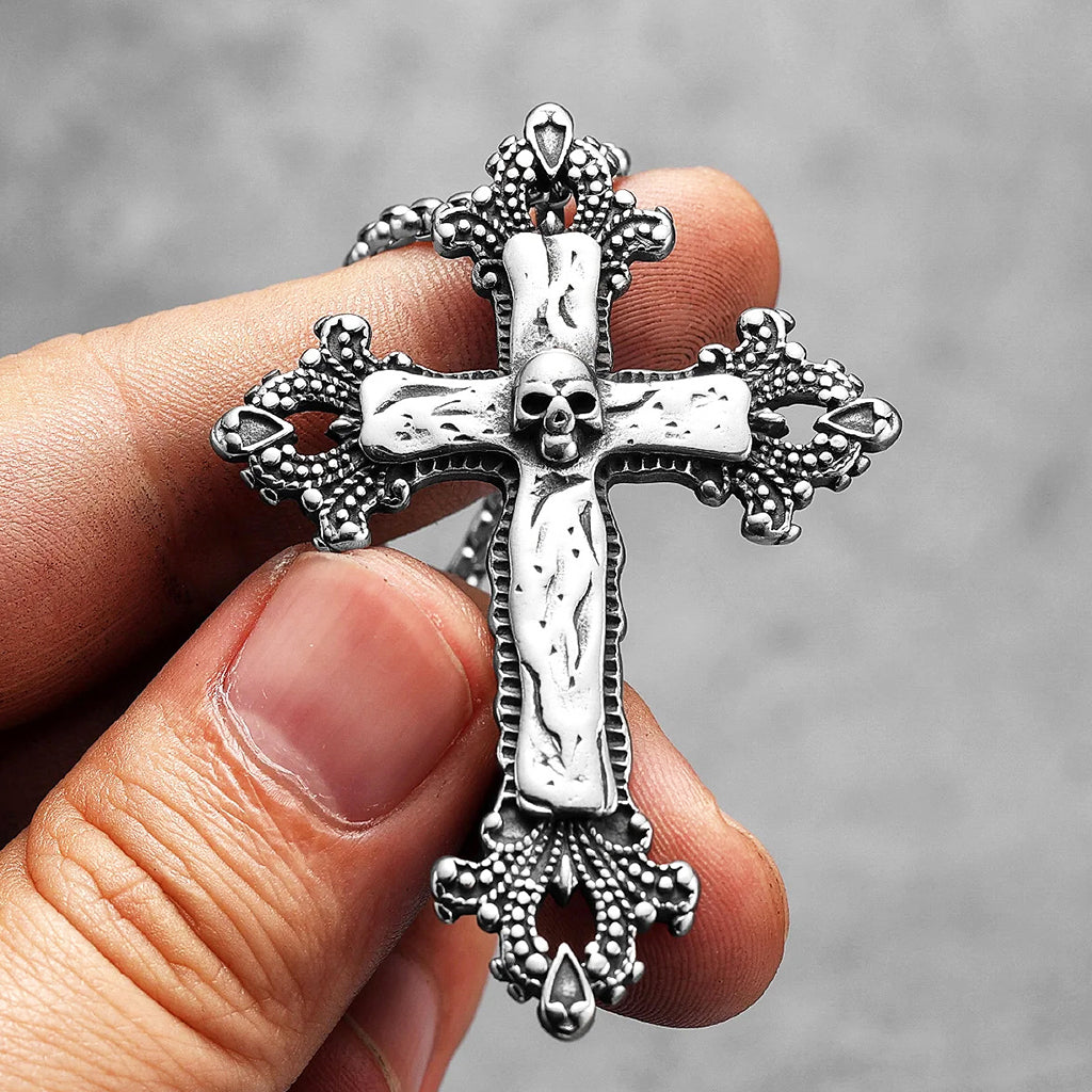 Halsband föreställande ett latinskt kors med vackra ornament och en dödskalle i centrum