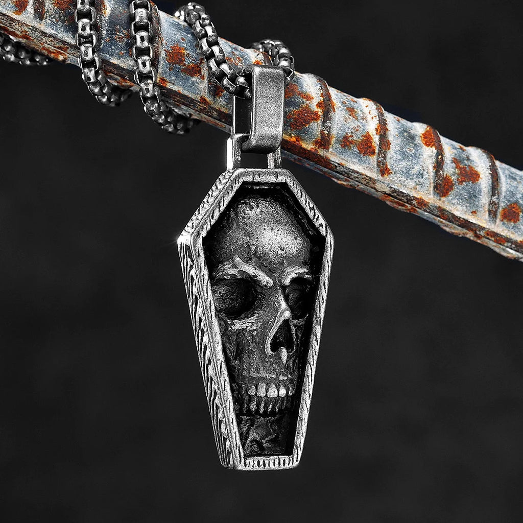 Mörkt hänge föreställande en kista med en dödskalle