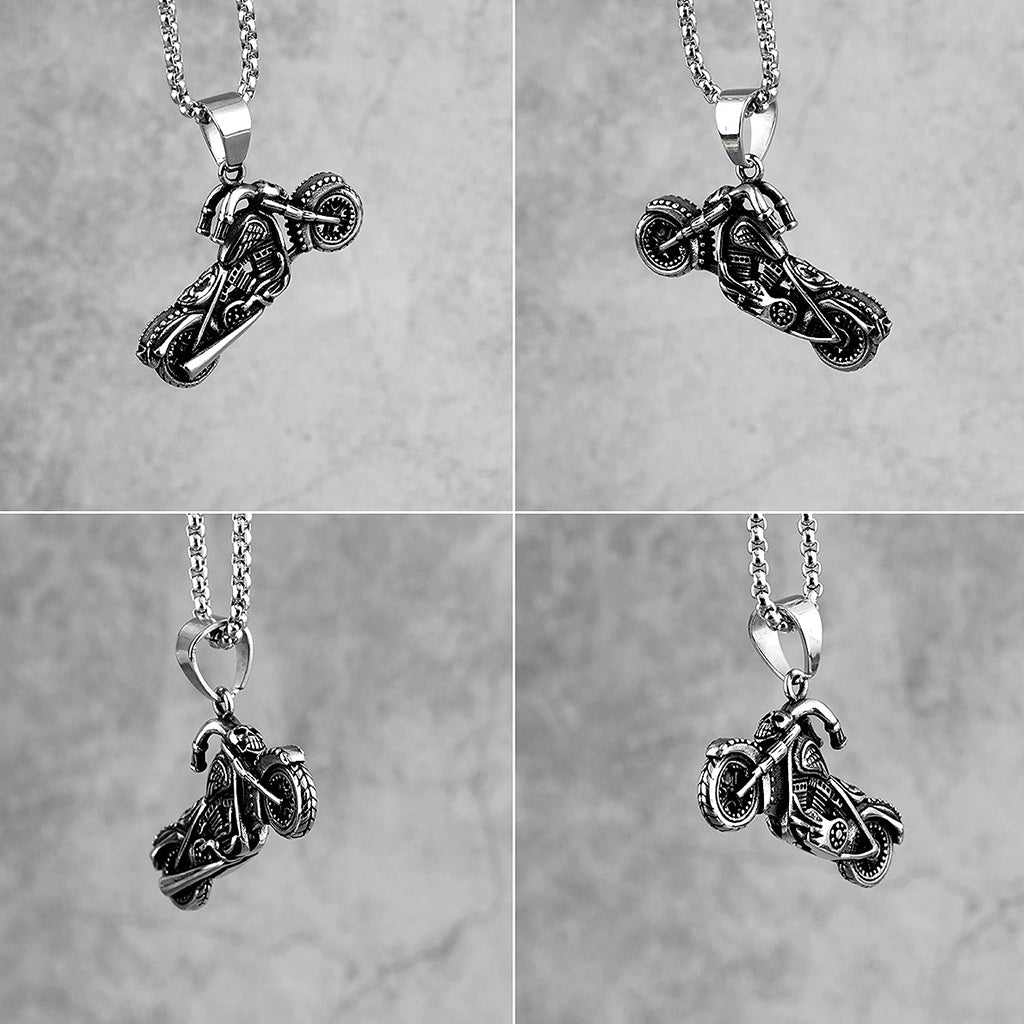 Silverfärgat hängsmycke föreställande en Harley Davidson motorcykel med en dödskalle framtill