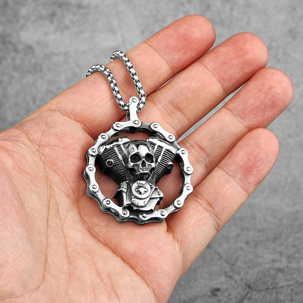 Silverfärgat hängsmycke föreställande en motorcykel-motor med en dödskalle på