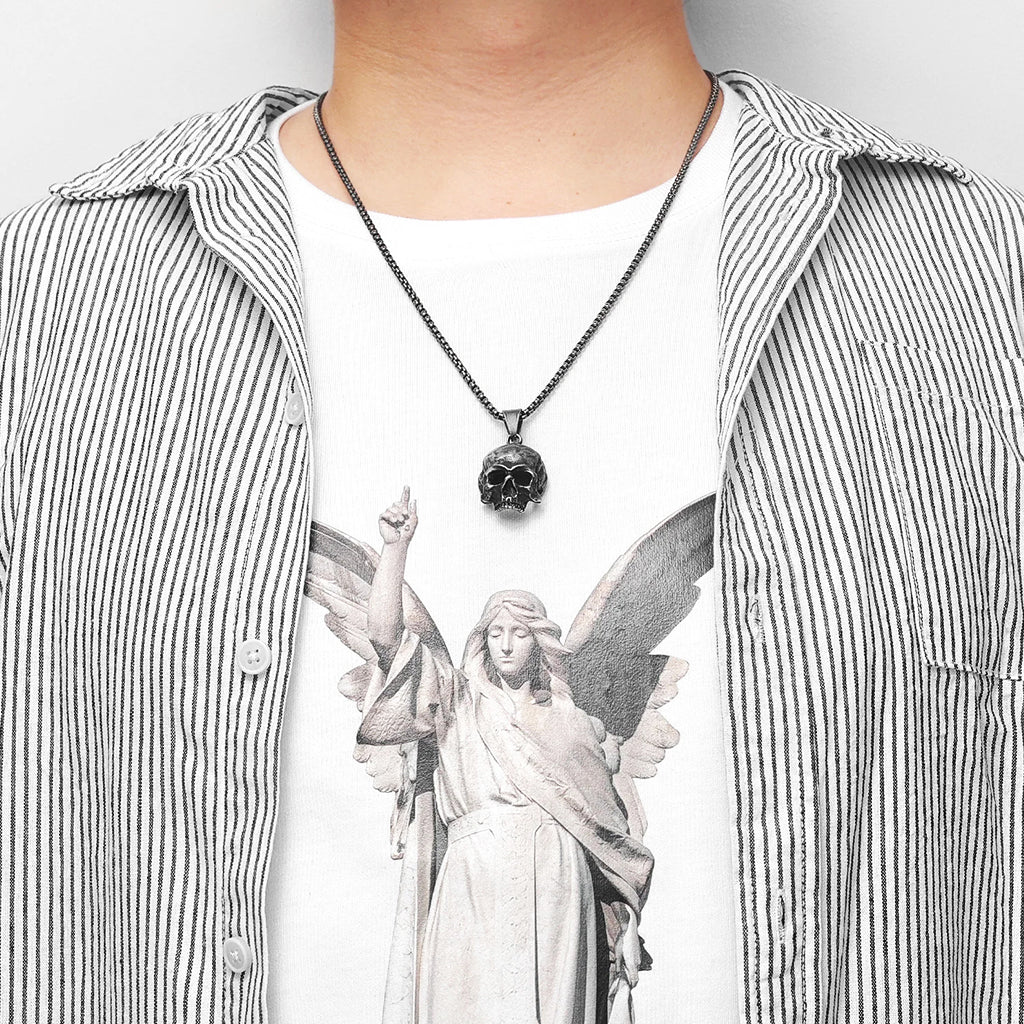 Hängsmycke i form av en vintagegrå dödskalle, av rostfritt stål