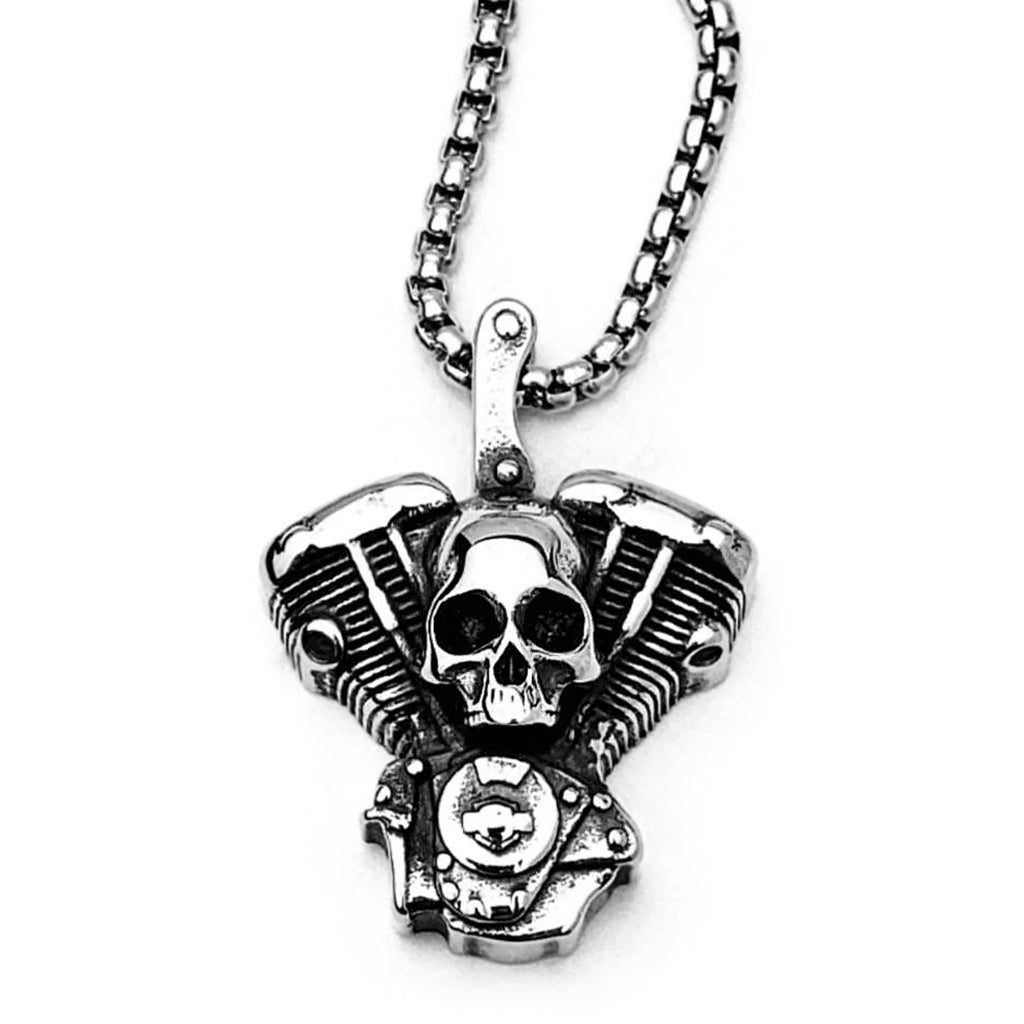 Silverfärgat halsband föreställande en Harley Davidson motor med en dödskalle på
