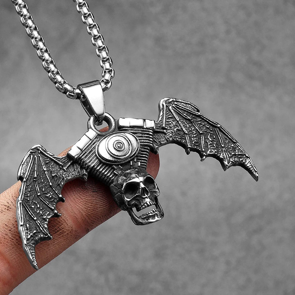 Silverfärgat hängsmycke föreställande en Harley Davidsson motorcykelmotor med en dödskalle och fladdermusvingar