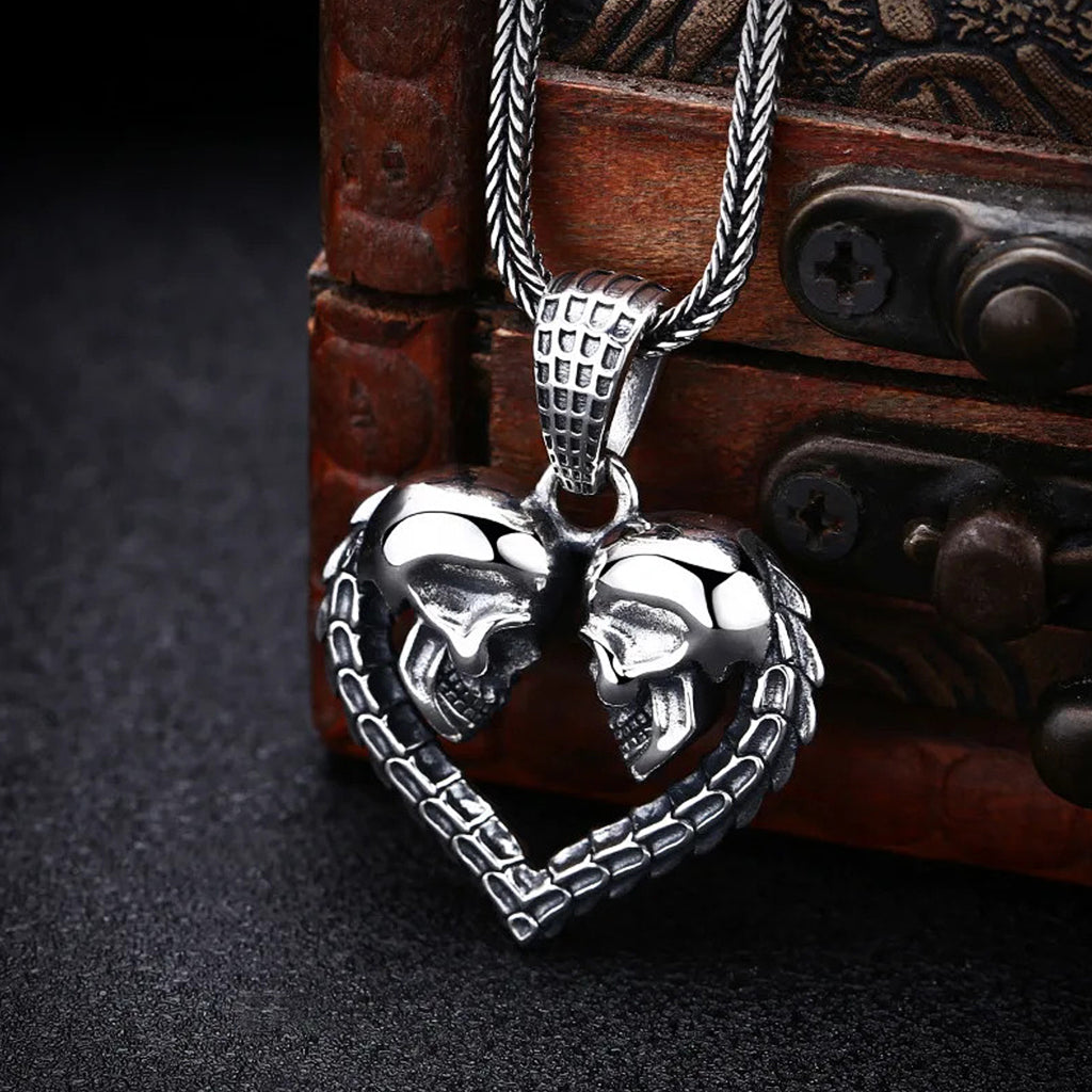 Silver halsband föreställande ett hjärta med två dödskallar