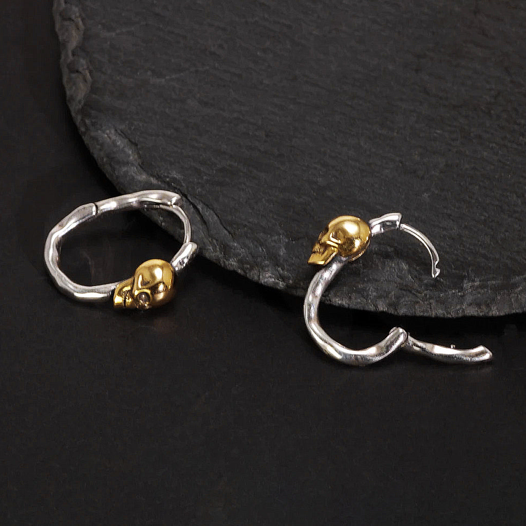 Silver- och guldfärgade dödskalle hoop örhängen av äkta silver