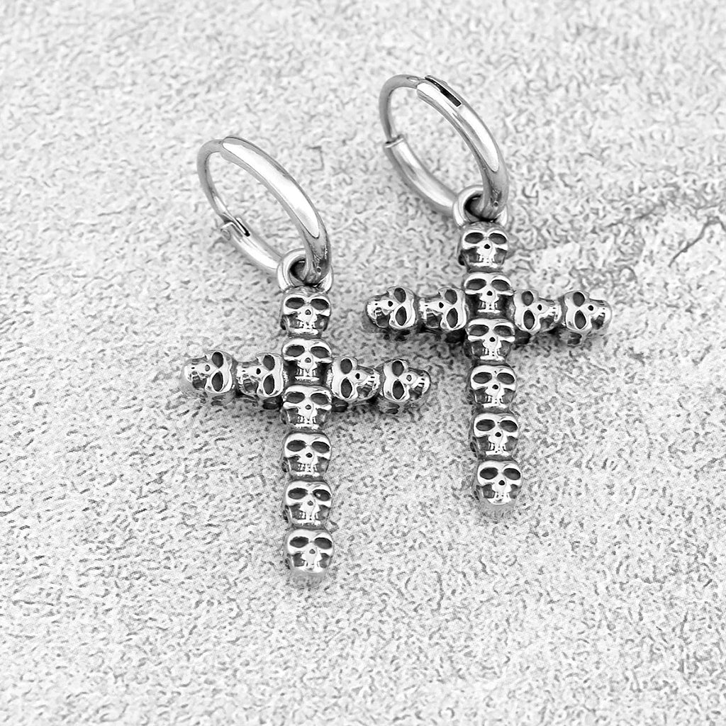 Hoops med korshängen täckta med dödskallar