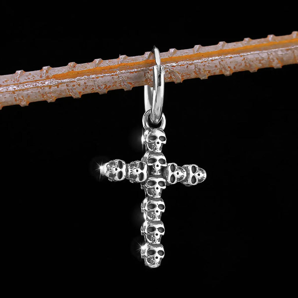 Hoops med korshängen täckta med dödskallar