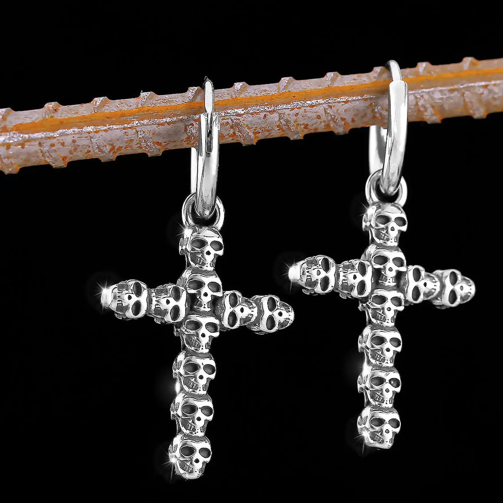 Hoops med korshängen täckta med dödskallar