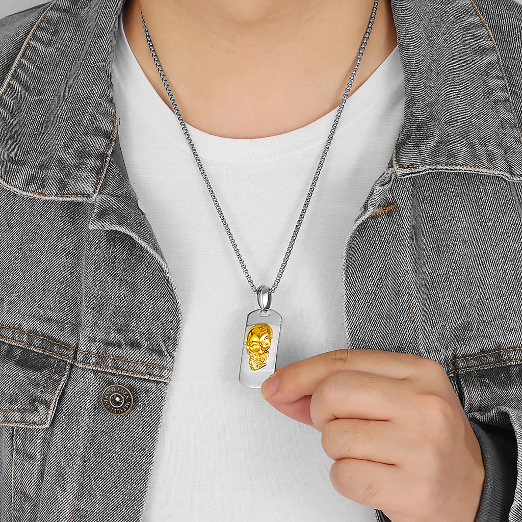 Silverfärgad identitetsbricka med guldfärgad dödskalle