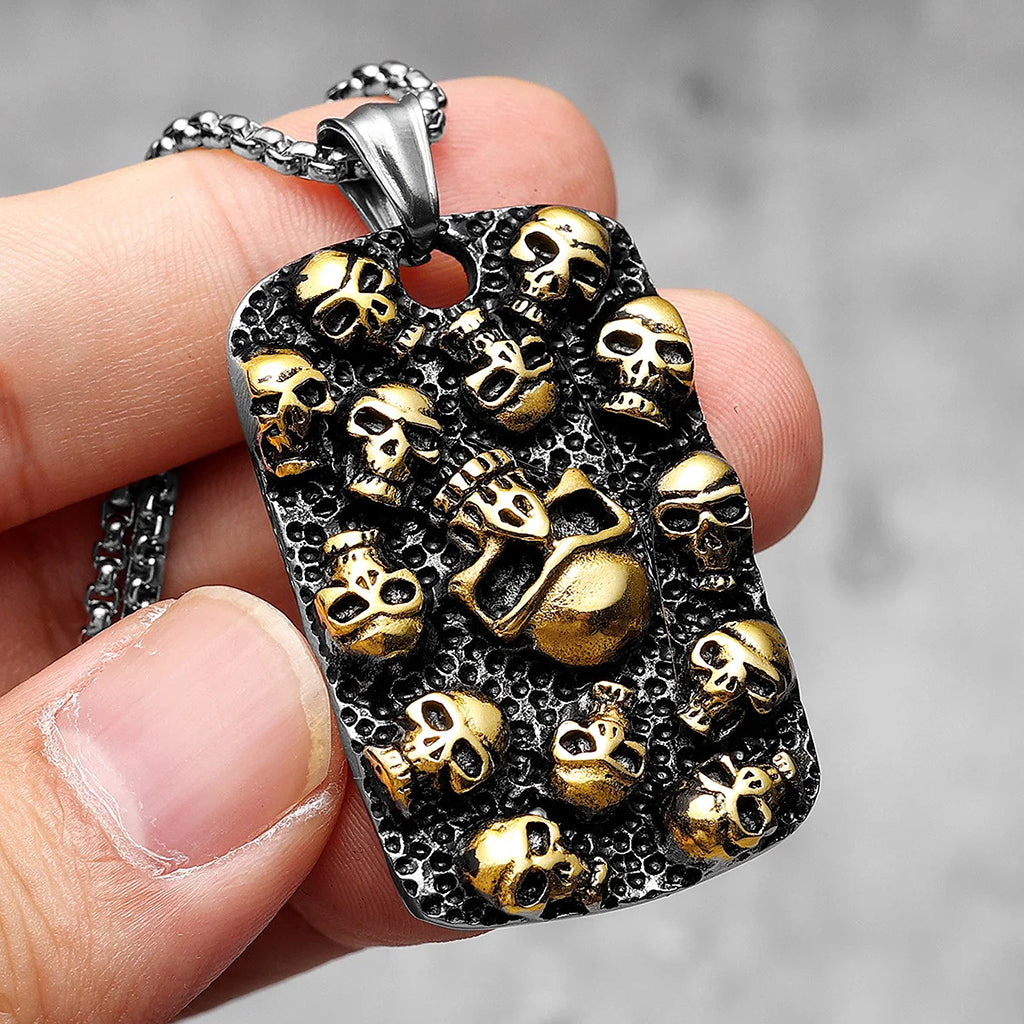 Dog tag halsband med guldfärgade dödskallar