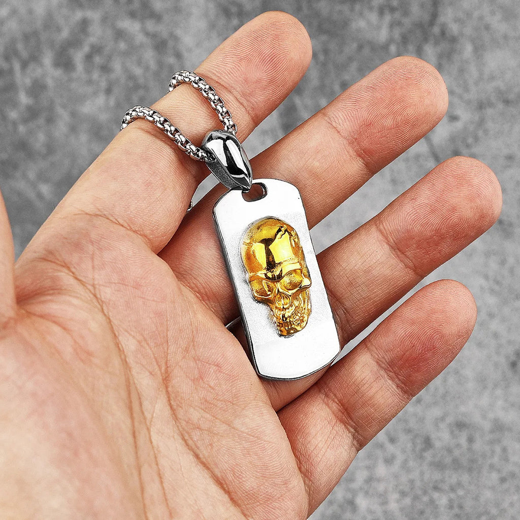 Silverfärgad identitetsbricka med guldfärgad dödskalle