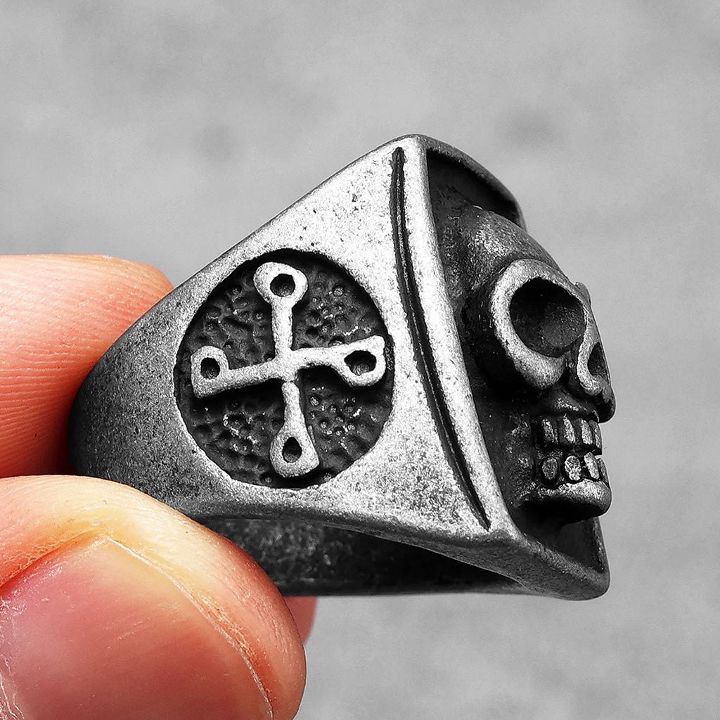 Kantig klackring med dödskalle på klacken