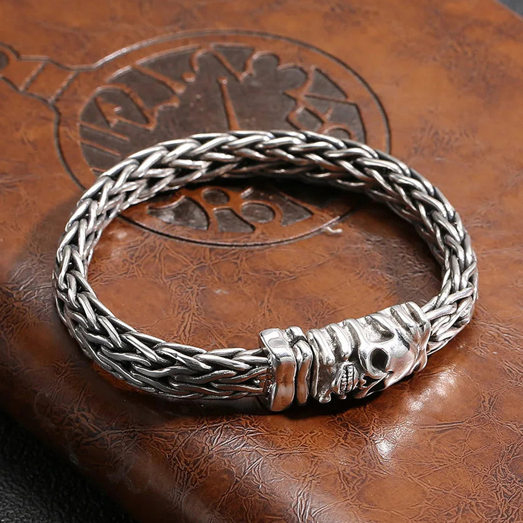 Silverfärgat kedjearmband av sterlingsilver med dödskalle-lås