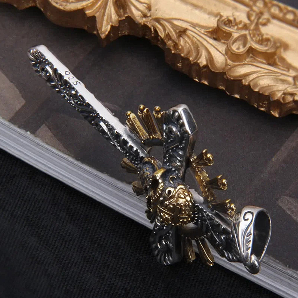 Silverfärgat sterlingsilver smycke föreställande ett kelterkors med en guldfärgad dödskalle i centrum