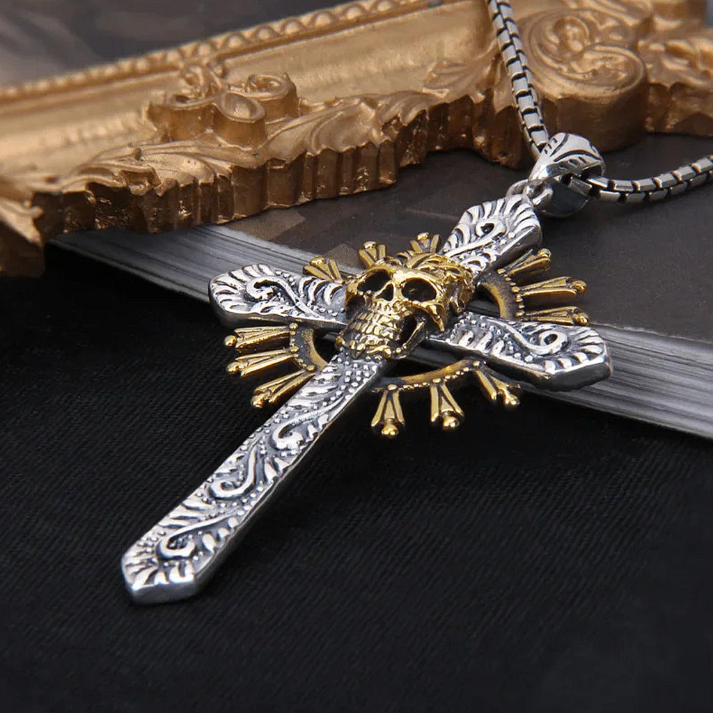 Silverfärgat halsband föreställande ett keltiskt kors med en guldfärgad dödskalle i centrum