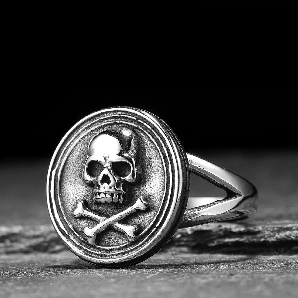 Klackring med dödskalle och benknotor