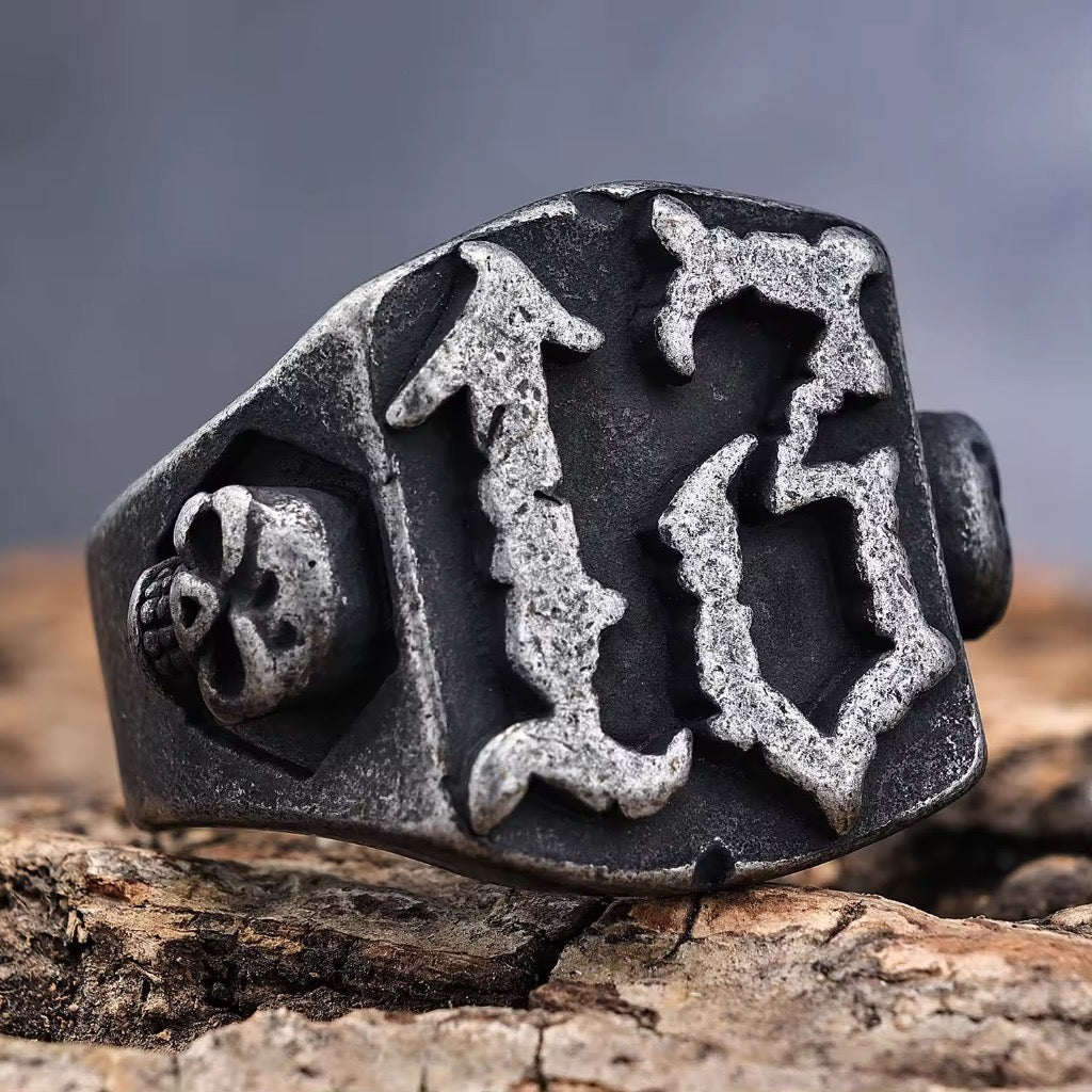 Dödskalle klackring med turnumret 13 på klacken