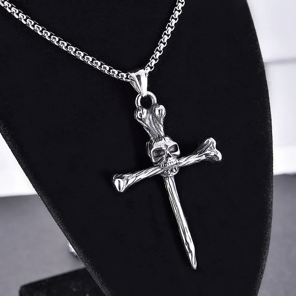 Silverfärgat halsband föreställande ett benknotor-kors med en dödskalle i centrum