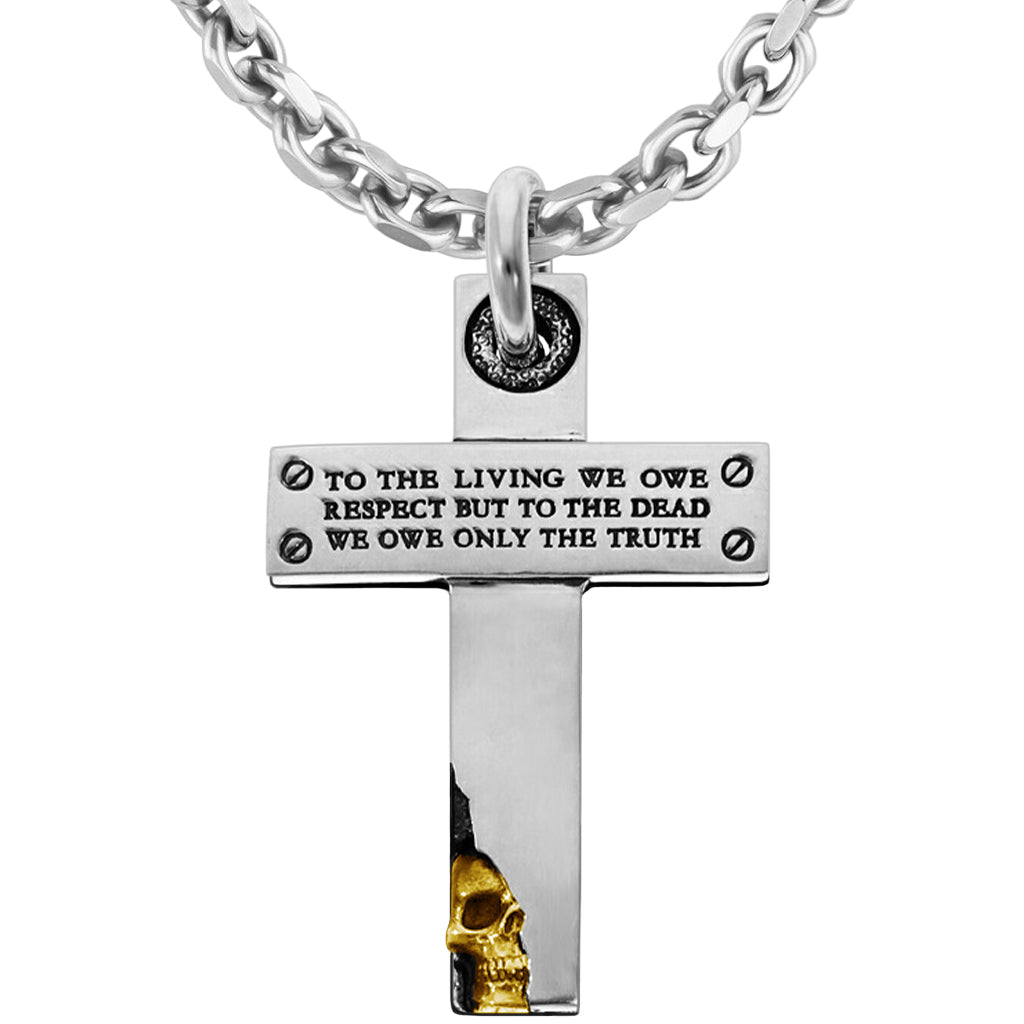 Silverfärgat kors halsband av sterling silver med gravyren "To the living we owe respect, but to the dead we owe only the truth"