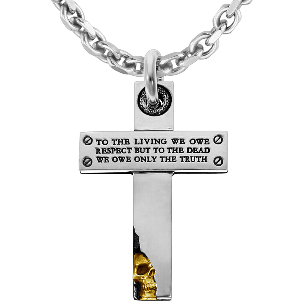 Silverfärgat kors halsband av sterling silver med gravyren "To the living we owe respect, but to the dead we owe only the truth"