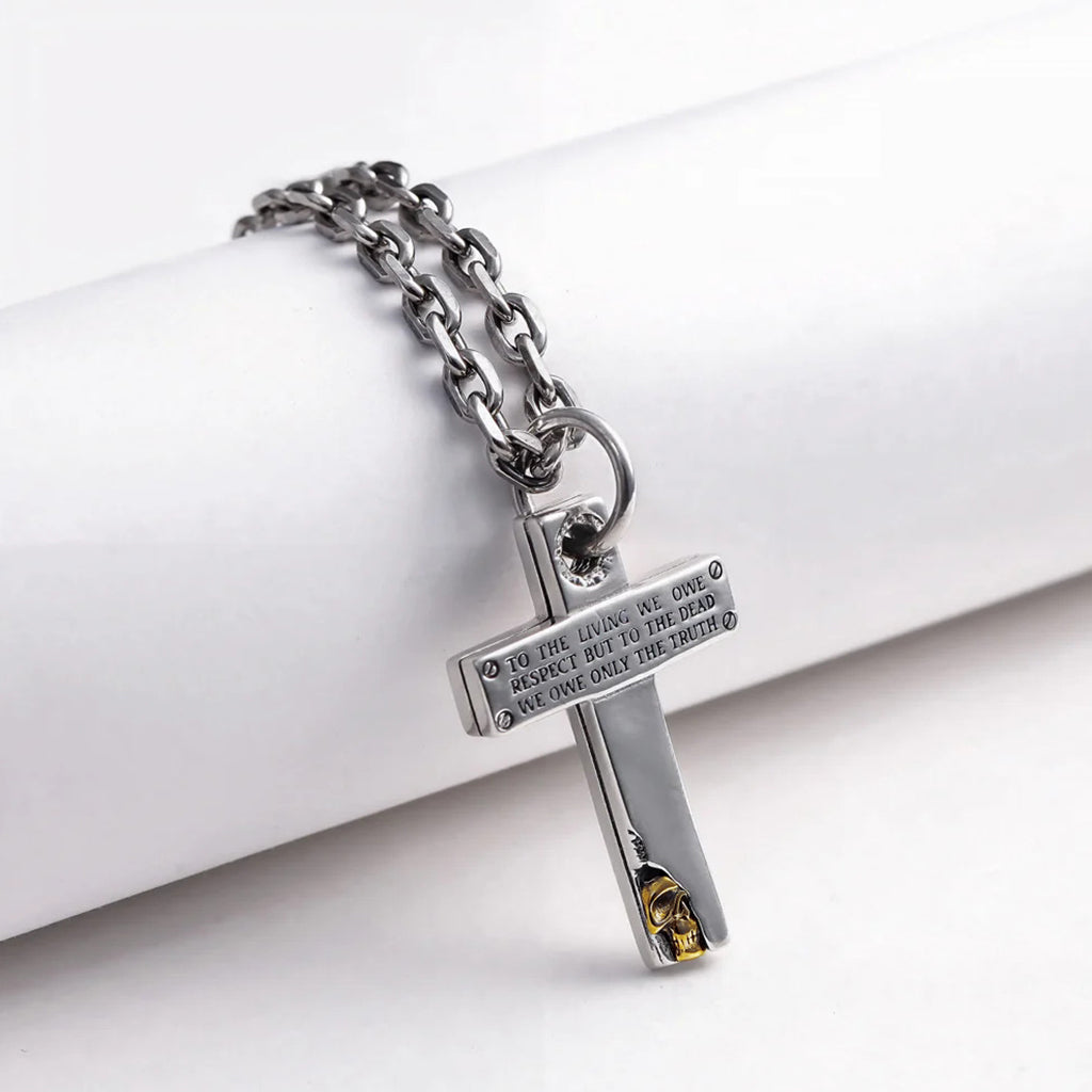Silverfärgat kors halsband av sterling silver med gravyren "To the living we owe respect, but to the dead we owe only the truth"