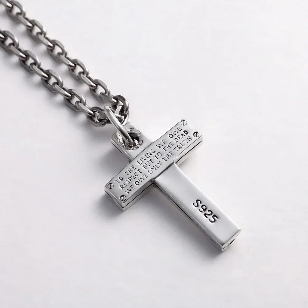 Silverfärgat kors hängsmycke av sterling silver med gravyren "To the living we owe respect, but to the dead we owe only the truth"