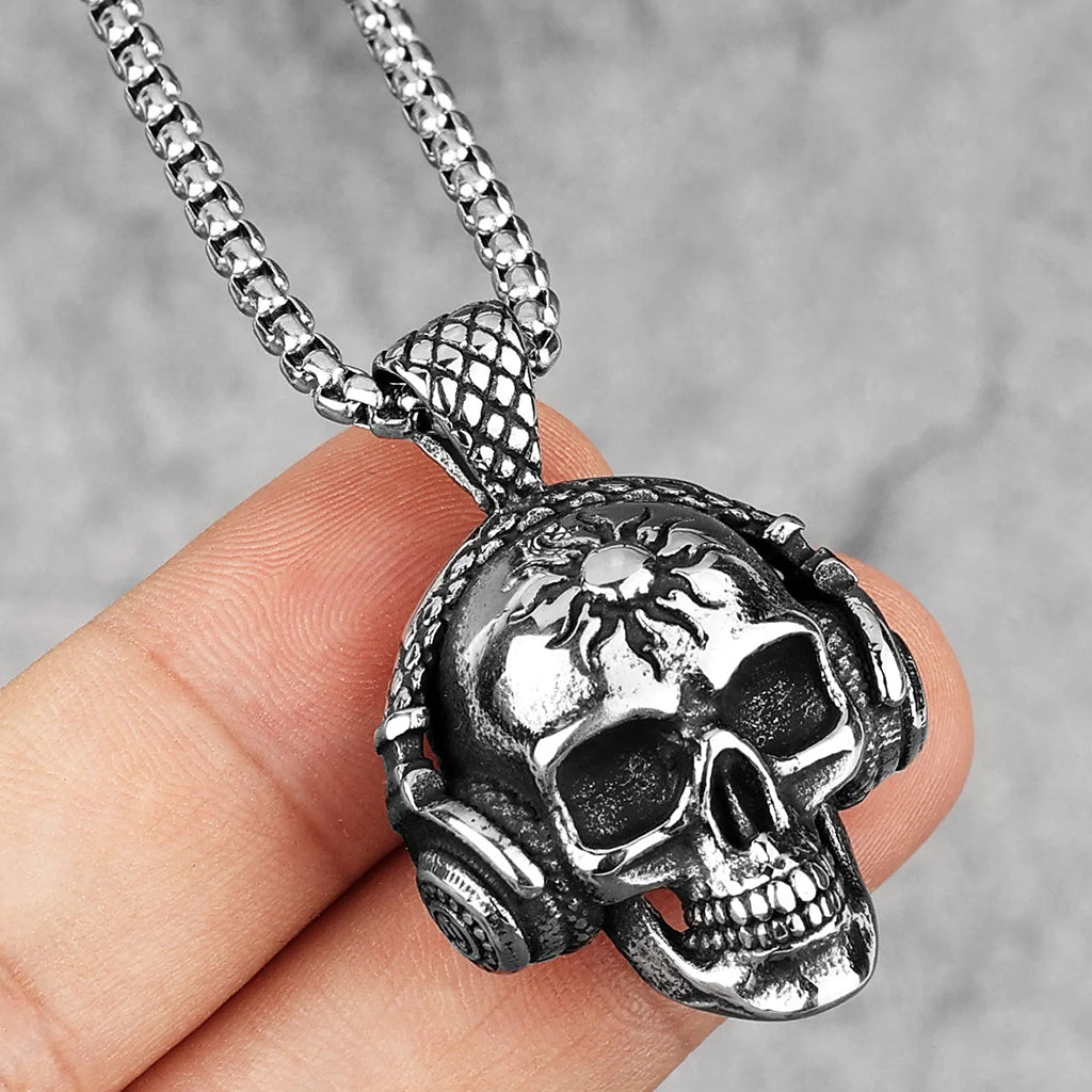 Silverfärgat halsband föreställande ett kranium med hörlurar