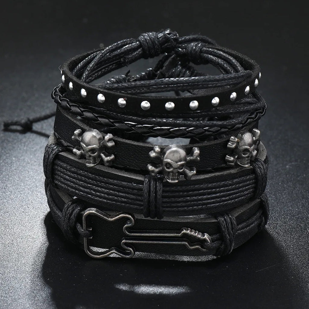 Svartfärgade läderarmband med nitar föreställande dödskallar och en elgitarr