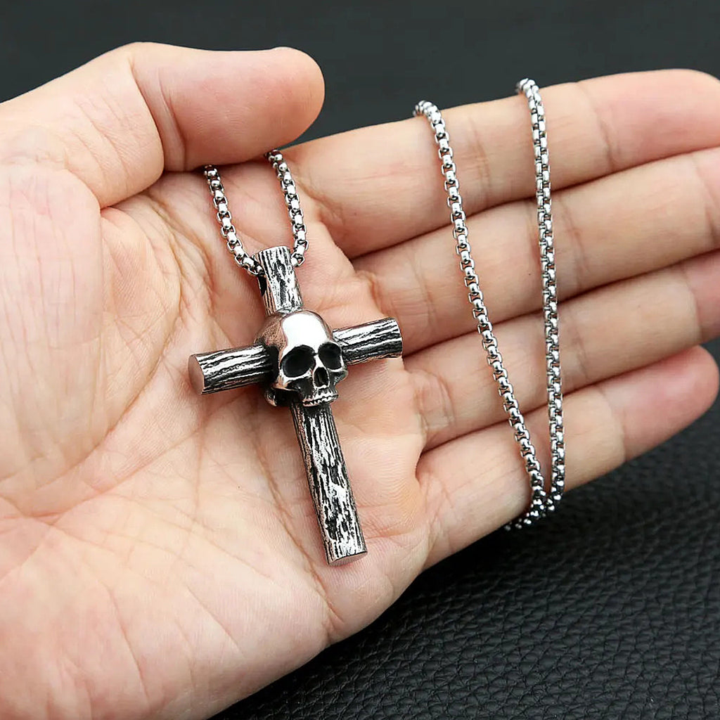 Silverfärgat halsband föreställande ett latinskt kors med en dödskalle i centrum