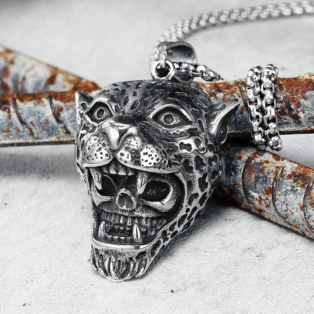 Stålfärgat halsband föreställande en leopard med en dödskalle innanför käkarna