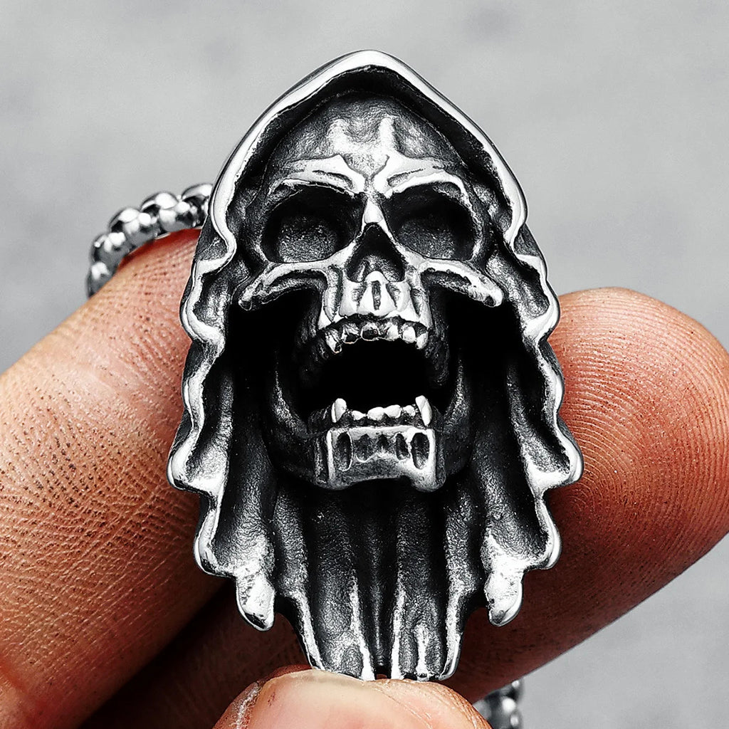 Silverfärgat smycke föreställande Liemannen med kåpa