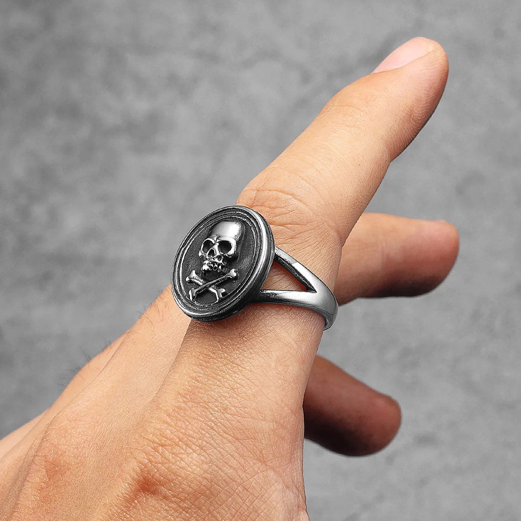 Liten ring med dödskalle framtill