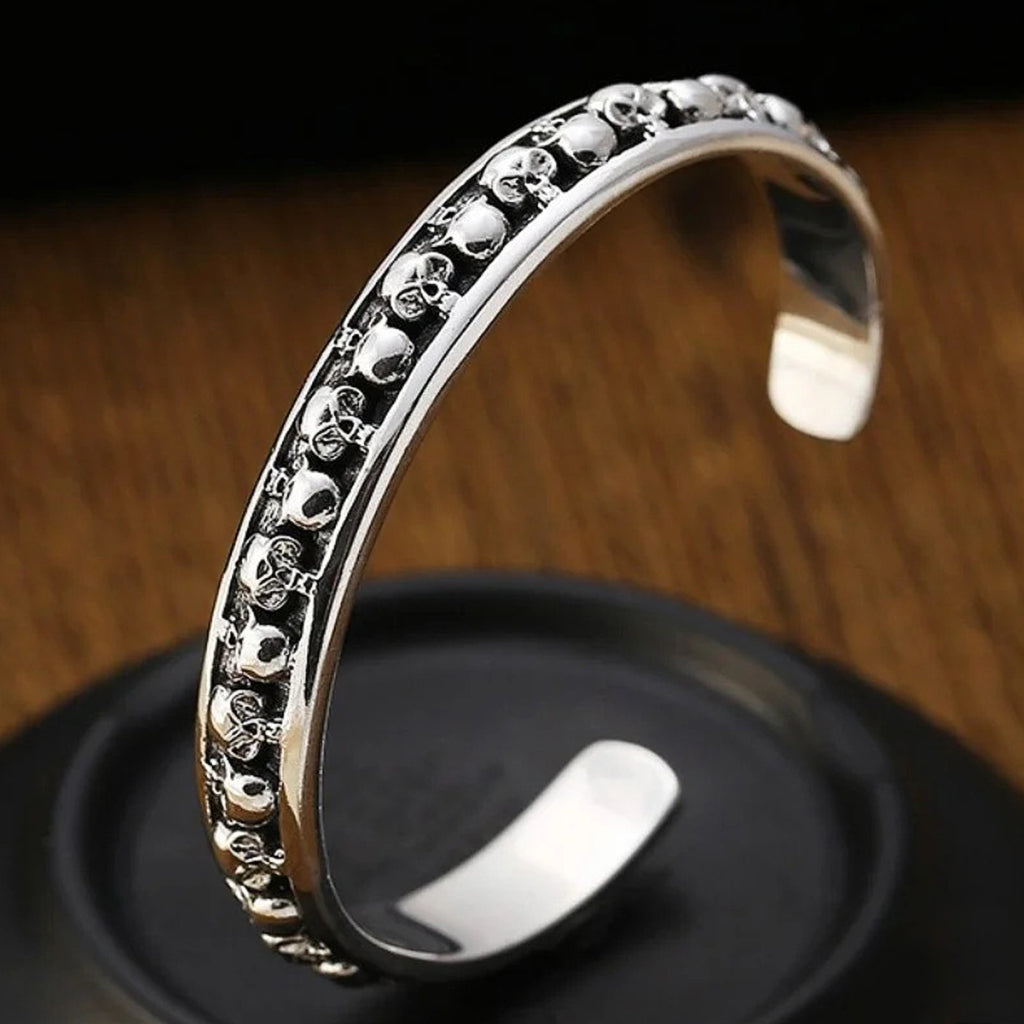 Silverfärgat manschett-armband med dödskallar av sterlingsilver