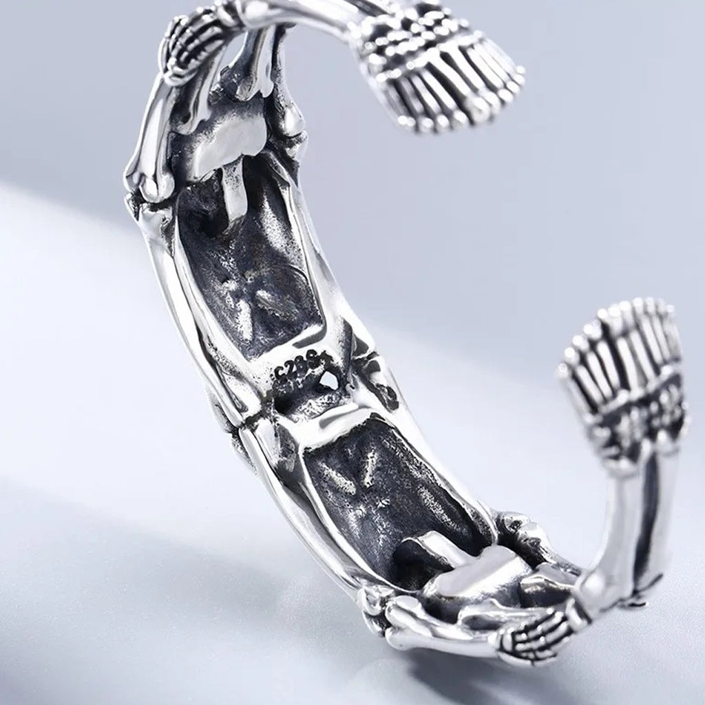 Silverfärgat manschett-armband av sterlingsilver med två skelett