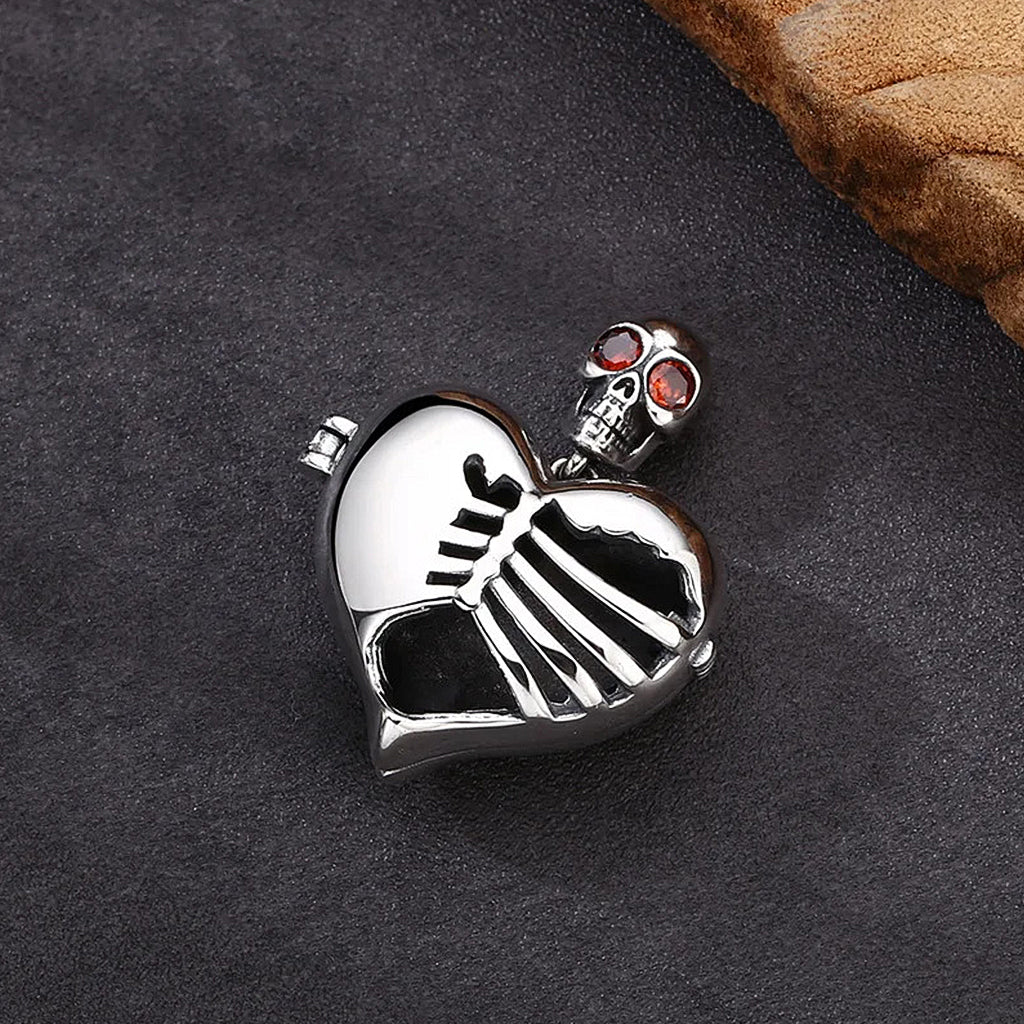 Sterling silver medaljong formad som ett hjärta med en dödskalle på öglan
