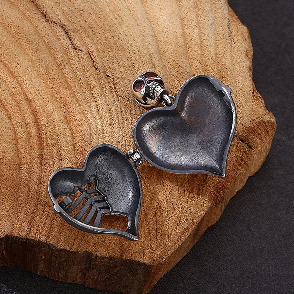 Sterling silver medaljong formad som ett hjärta med ett skelett