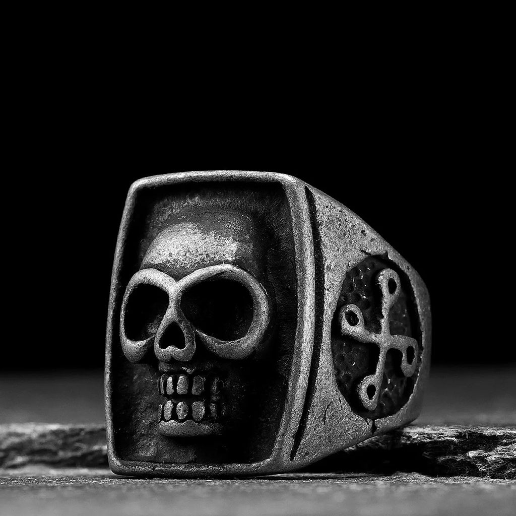 Mörk vintage klackring med dödskalle framtill