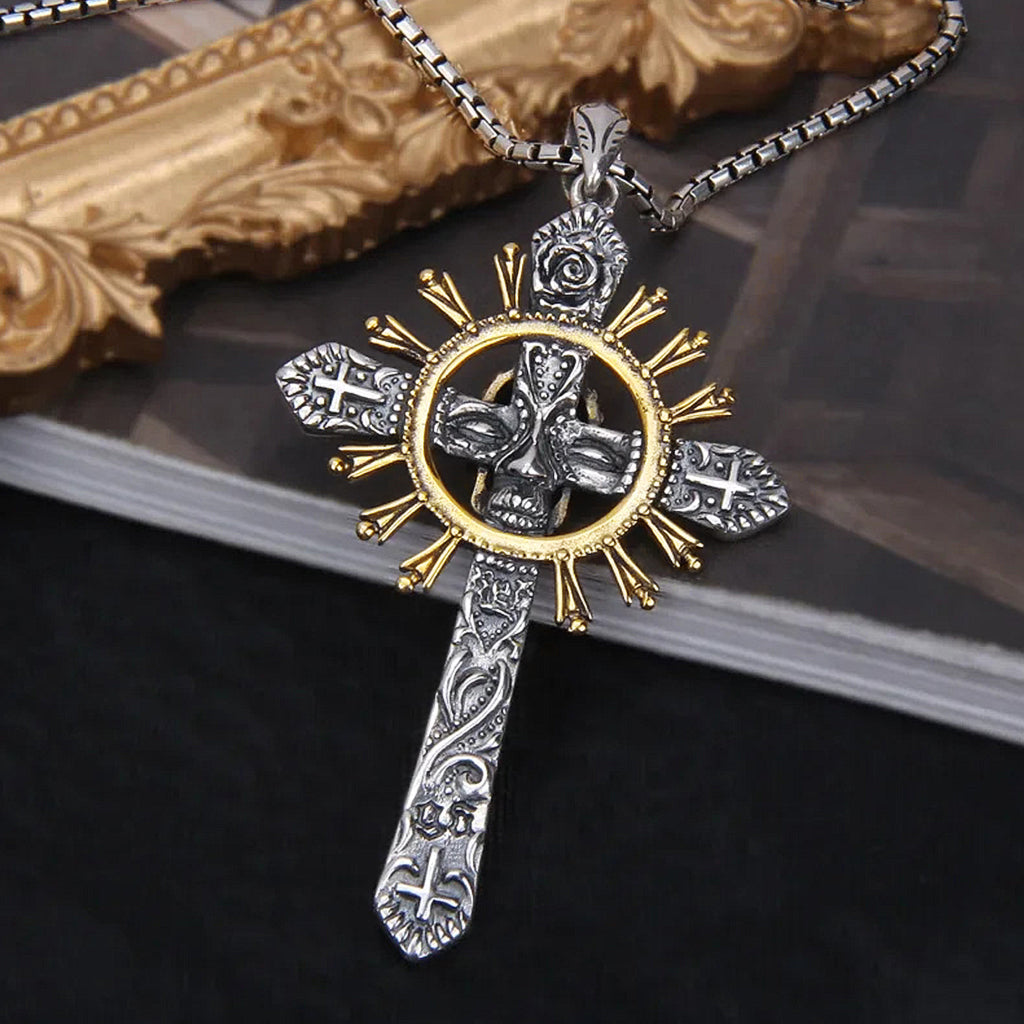 Silverfärgat sterlingsilver halsband föreställande ett Odins kors med en guldfärgad dödskalle i centrum