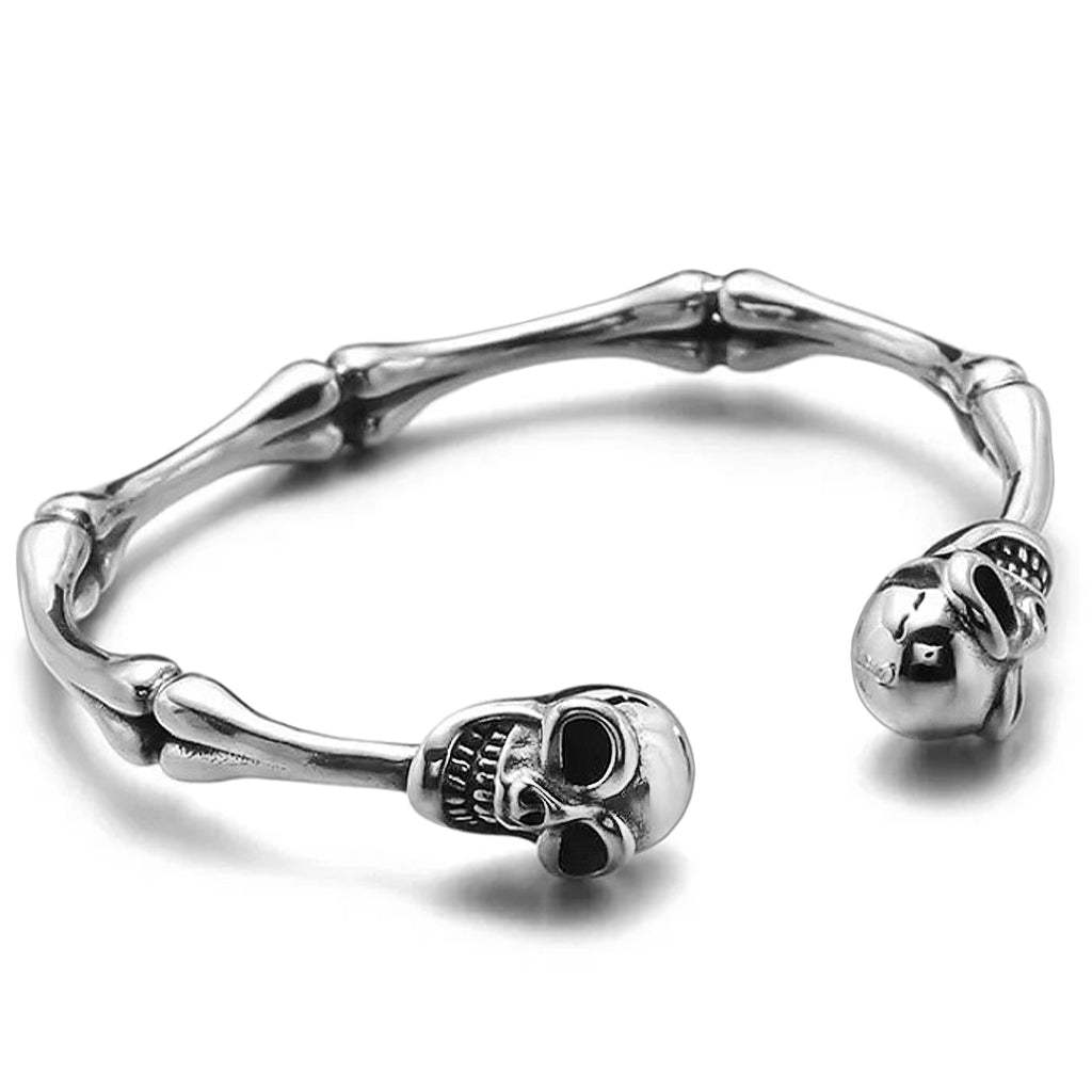 Öppet armband av sterling silver med benknotor och dödskallar i ändarna