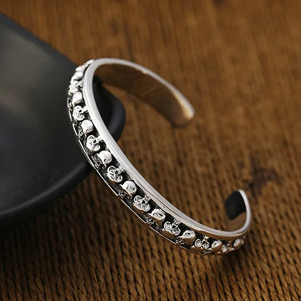 Öppet armband med dödskallar av sterlingsilver