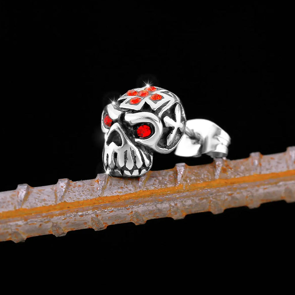 Silverfärgat dödskalle örhänge med rött kors